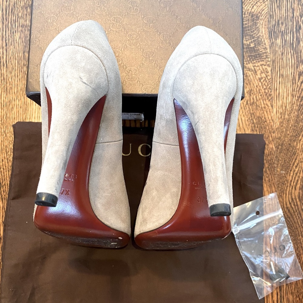 Gucci Kid Scamosciato New Fango Heeled Loafers in Cream Suede - Picture 4 of 7
